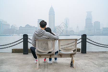 情侣拥抱户外看风景的情侣背景