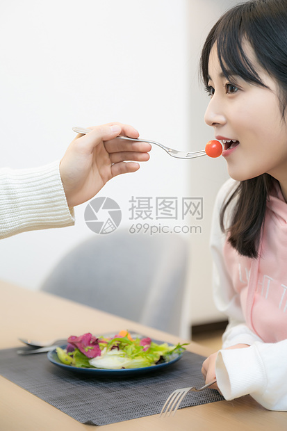 情侣相互喂食图片