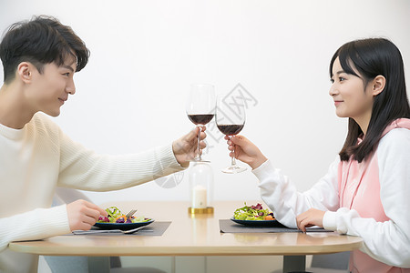 情侣红酒杯情侣在餐厅吃饭背景