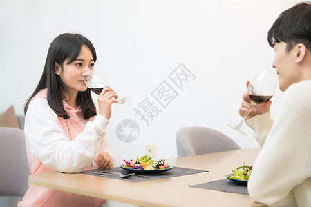 情侣红酒杯情侣在餐厅吃饭背景