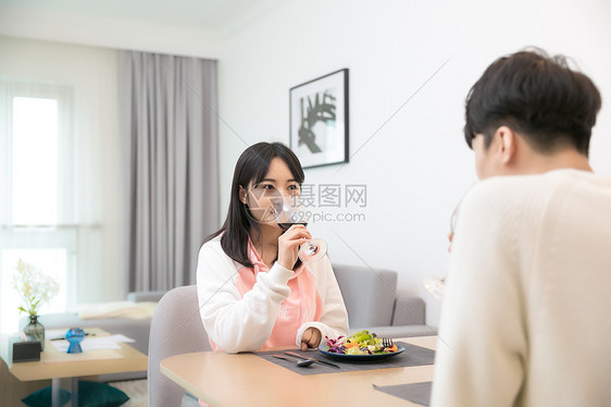 情侣在餐厅吃饭