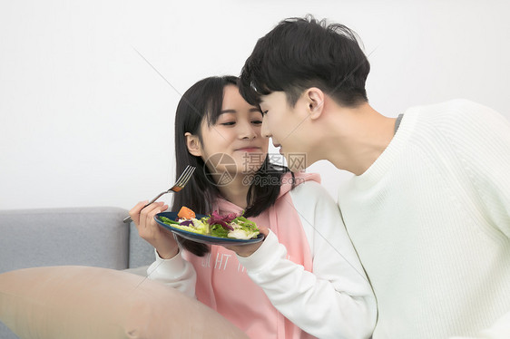 情侣相互喂食