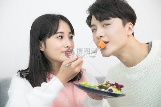 情侣相互喂食