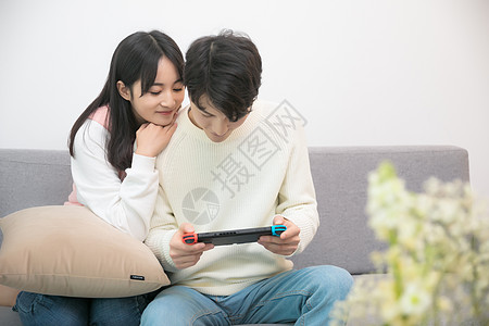 在客厅一起玩游戏的情侣图片