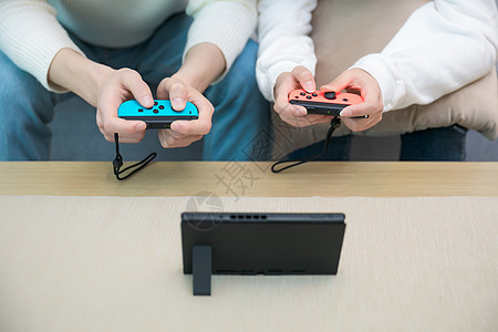 任天堂游戏在客厅一起玩游戏的情侣背景