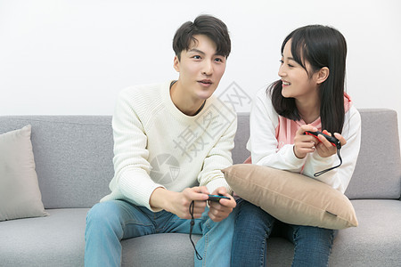 在客厅一起玩游戏的情侣背景图片