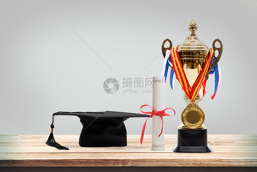 学士帽和奖杯图片
