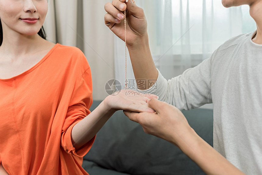 男生送女生项链图片素材_免费下载_jpg图片格