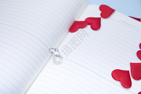 笔记本里的爱心和戒指图片