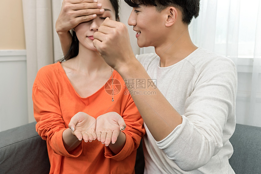 男生送女生项链图片素材_免费下载_jpg图片格