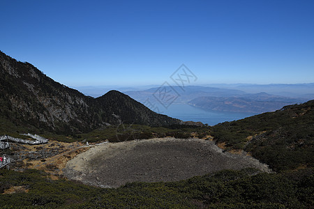 蓝天草原大理苍山背景