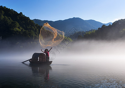 雾气缭绕小东江打鱼人背景