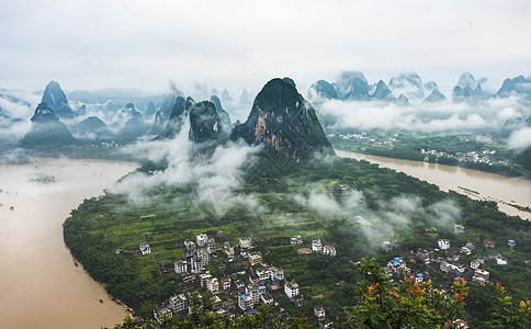 陡峭山峰大雨后的兴坪漓江湾背景