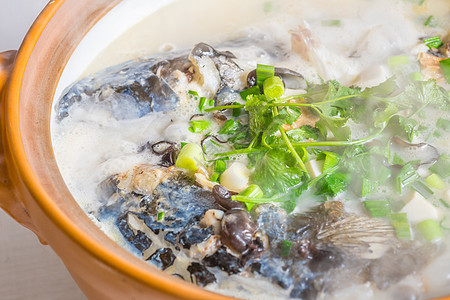 花鲢鱼头汤烹饪鲽鱼头高清图片