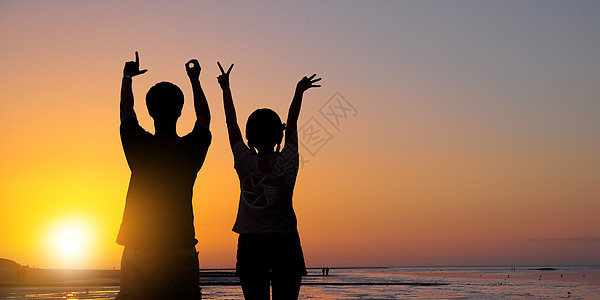 情侣在夕阳晚霞下求爱图片