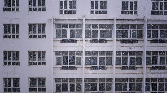 窗户外的飘雪高清图片