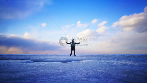 寒冷冬季雪地里的探险人图片