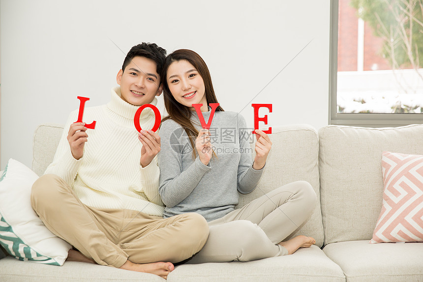 居家情侣手拿love道具图片