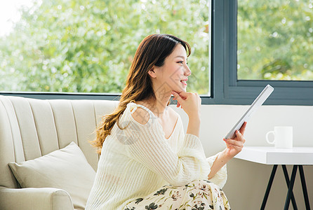 居家女性在家里生活背景图片