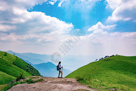 高山太阳户外风光女性背影背景