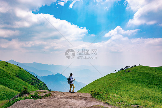 户外风光女性背影图片