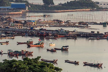 清晨时分的宁静渔港背景图片