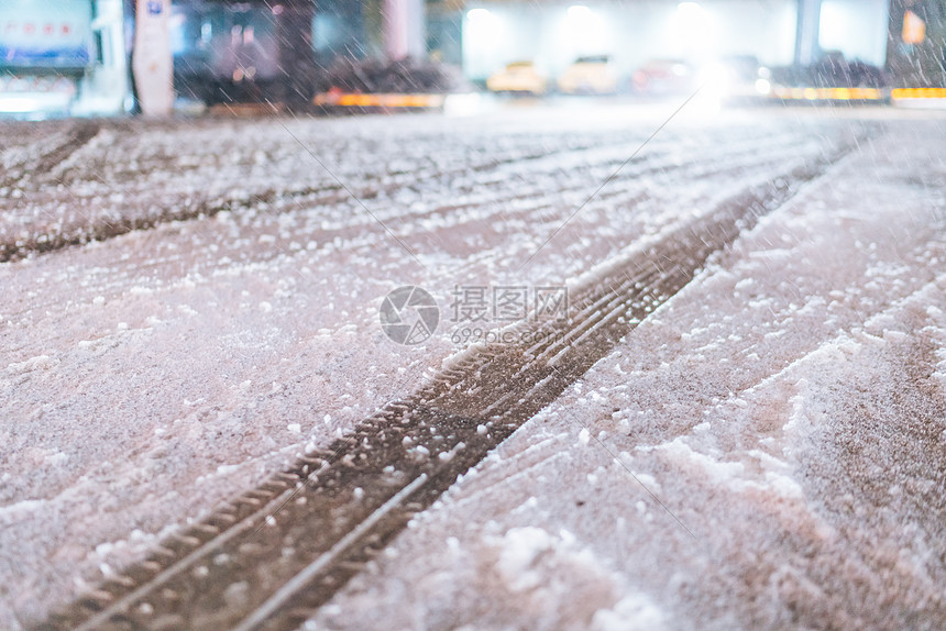 地面积雪中的车轮印图片