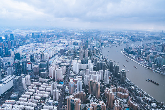 上海雨雪天气城市建筑全景图片