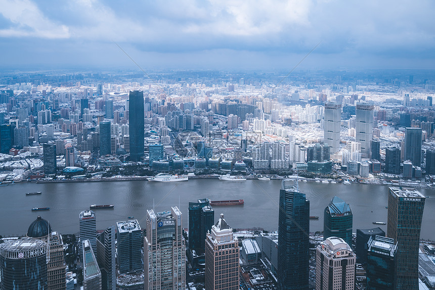 上海雨雪天气城市建筑全景图片