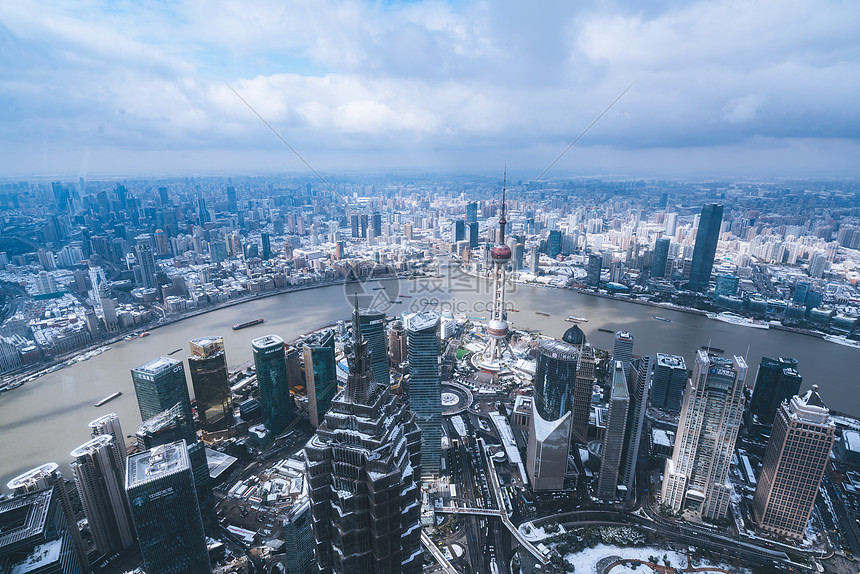 上海雨雪天气城市建筑全景图片