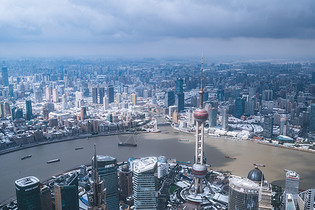 上海雨雪天气城市建筑全景图片