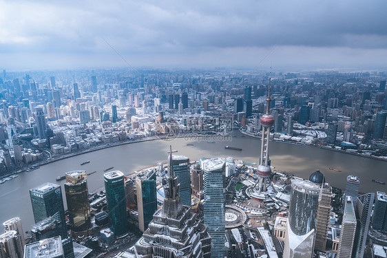 上海雨雪天气城市建筑全景图片