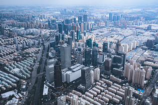 上海雨雪天气城市建筑全景图片