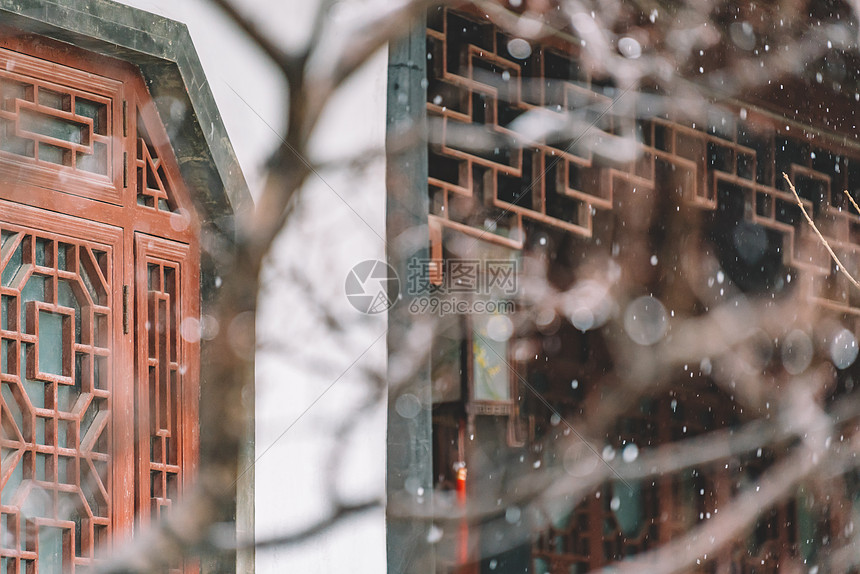 中式古典园林中的雪景图片