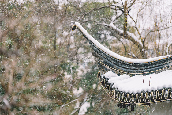 中式古典园林中的雪景图片