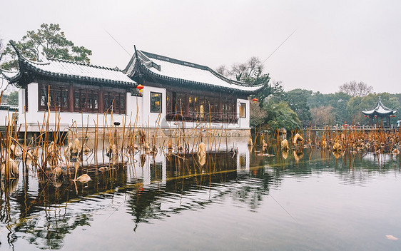 中式古典园林中的雪景图片