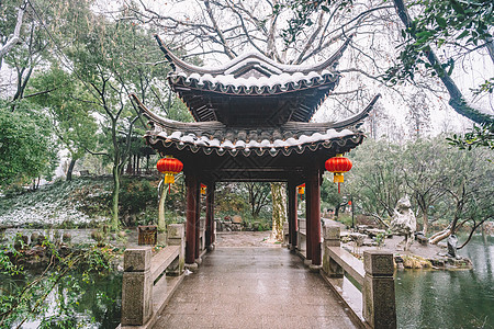 红色梅花中式古典园林中的雪景背景