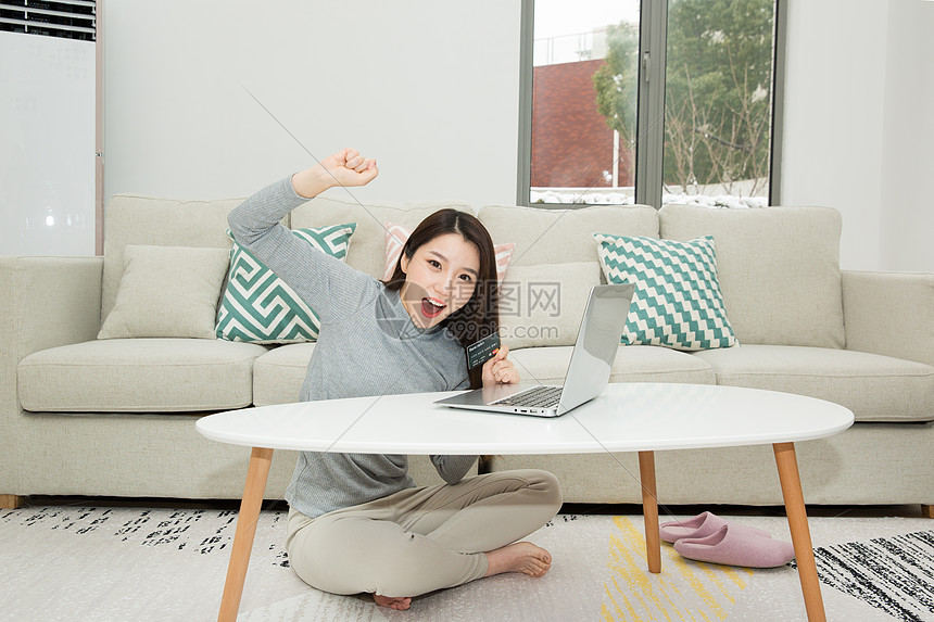 女性居家用电脑消费图片