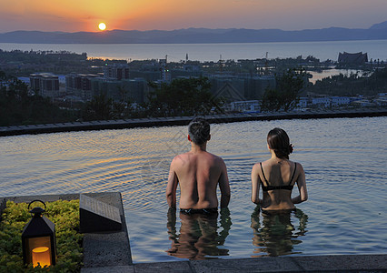 温泉泡池泡温泉看夕阳背景