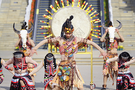 加班族云南少数民族舞蹈表演背景