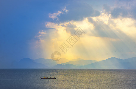 缭绕抚仙湖晨光背景