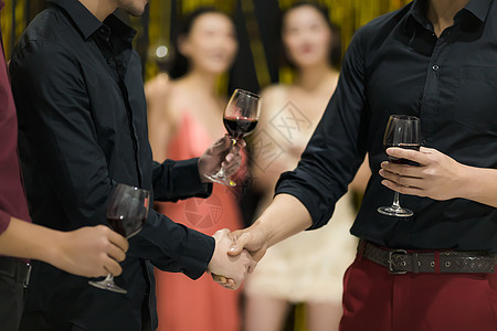 葡萄酒酒会聚会上喝酒握手背景