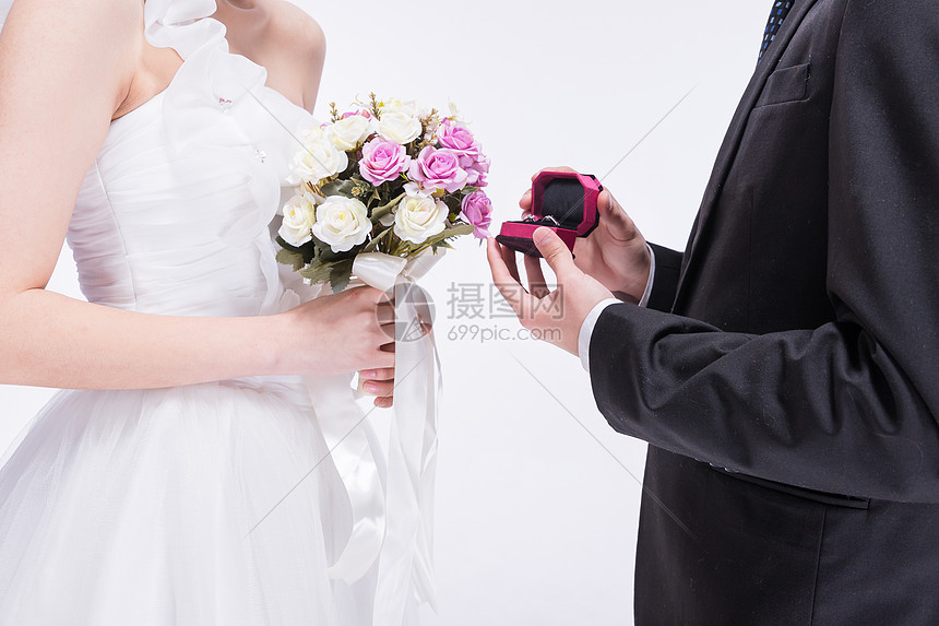 年轻夫妻求婚特写图片