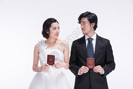 西式礼服的夫妻拿结婚证图片