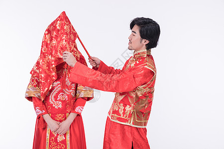 情侣吵架身着中式礼袍的年轻夫妻背景