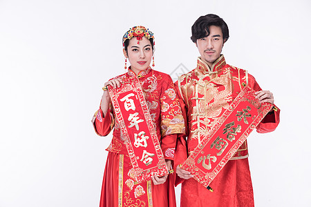 身着中式礼袍的年轻夫妻高清图片
