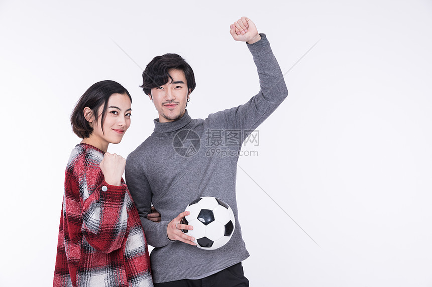 幸福的情侣手拿足球加油图片