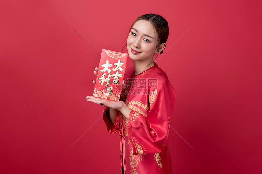 旗袍女性美妆手持红包图片