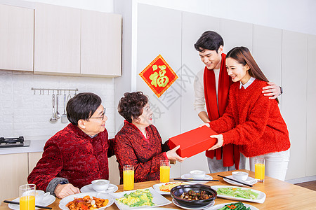 新年送礼物新年一家人年夜饭送礼物背景