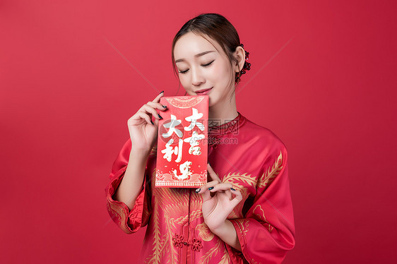 旗袍女性美妆手持红包图片